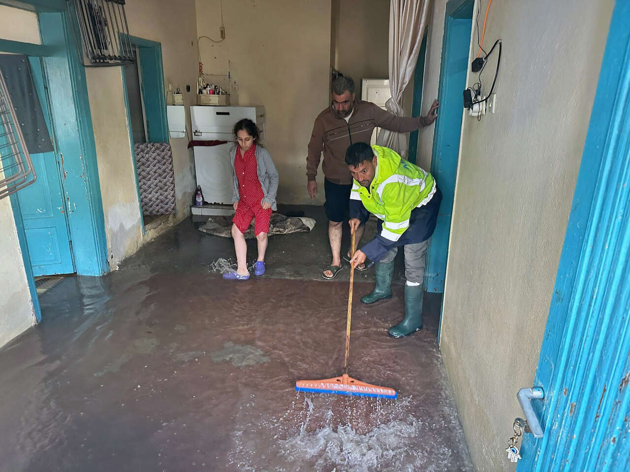 Bir ilimizde sel manzaraları! Yollar göle döndü, ev ve iş yerlerini su bastı 2